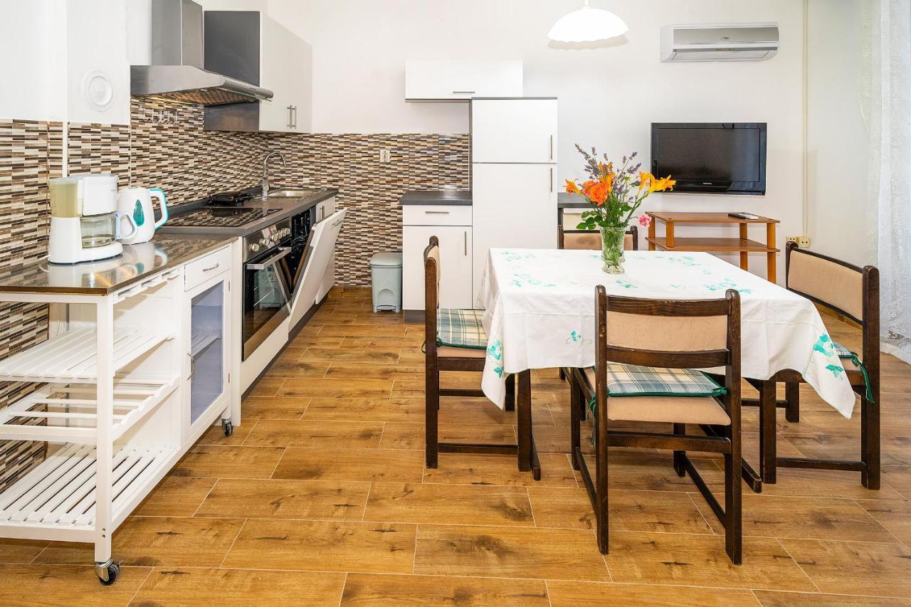 Apartments Jurina Krk Town Esterno foto
